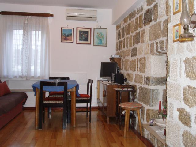 Dvoetažni apartman - Apartamento de vacaciones Sala de televisión Dvoetažni apartman - Apartamento de vacaciones Sala de televisión