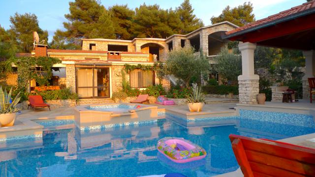 Photos for house 8211