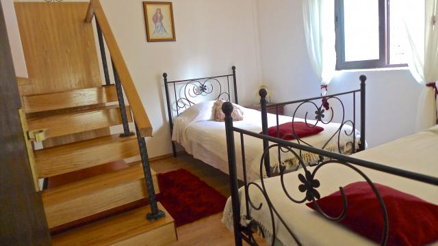 Photos for house 8211