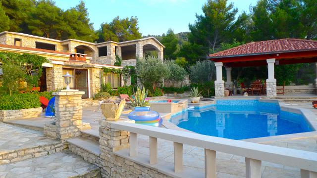 Photos for house 8211