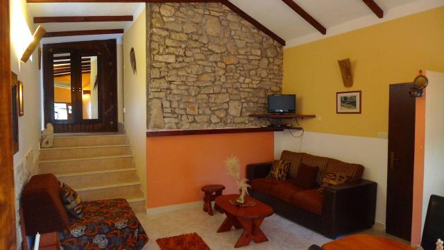 Photos for house 8211