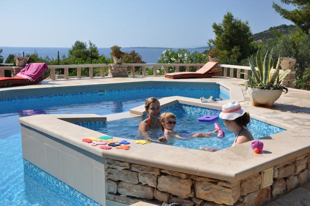 Photos for house 8211