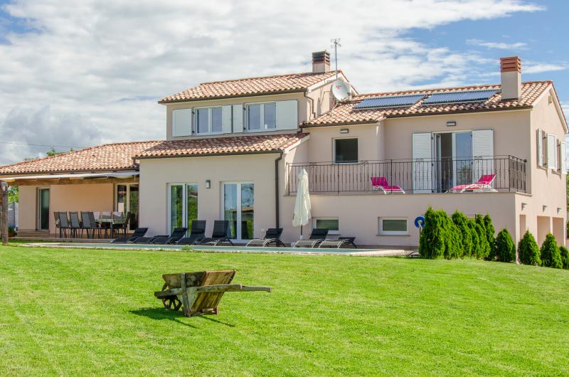 Photos for house 643910